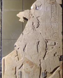 Panel som viser en dignitær stående og to menn som kneler, fra Temple XIX, Palenque, Chiapas, Mexico, stukkaturdetalj fra klassisk periode av 238274